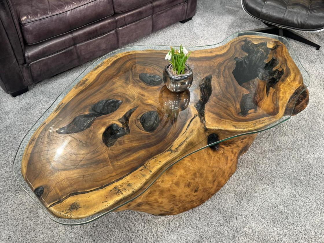 Wohnzimmertisch aus Suar-Holz mit Glas, 155x85x41 cm.