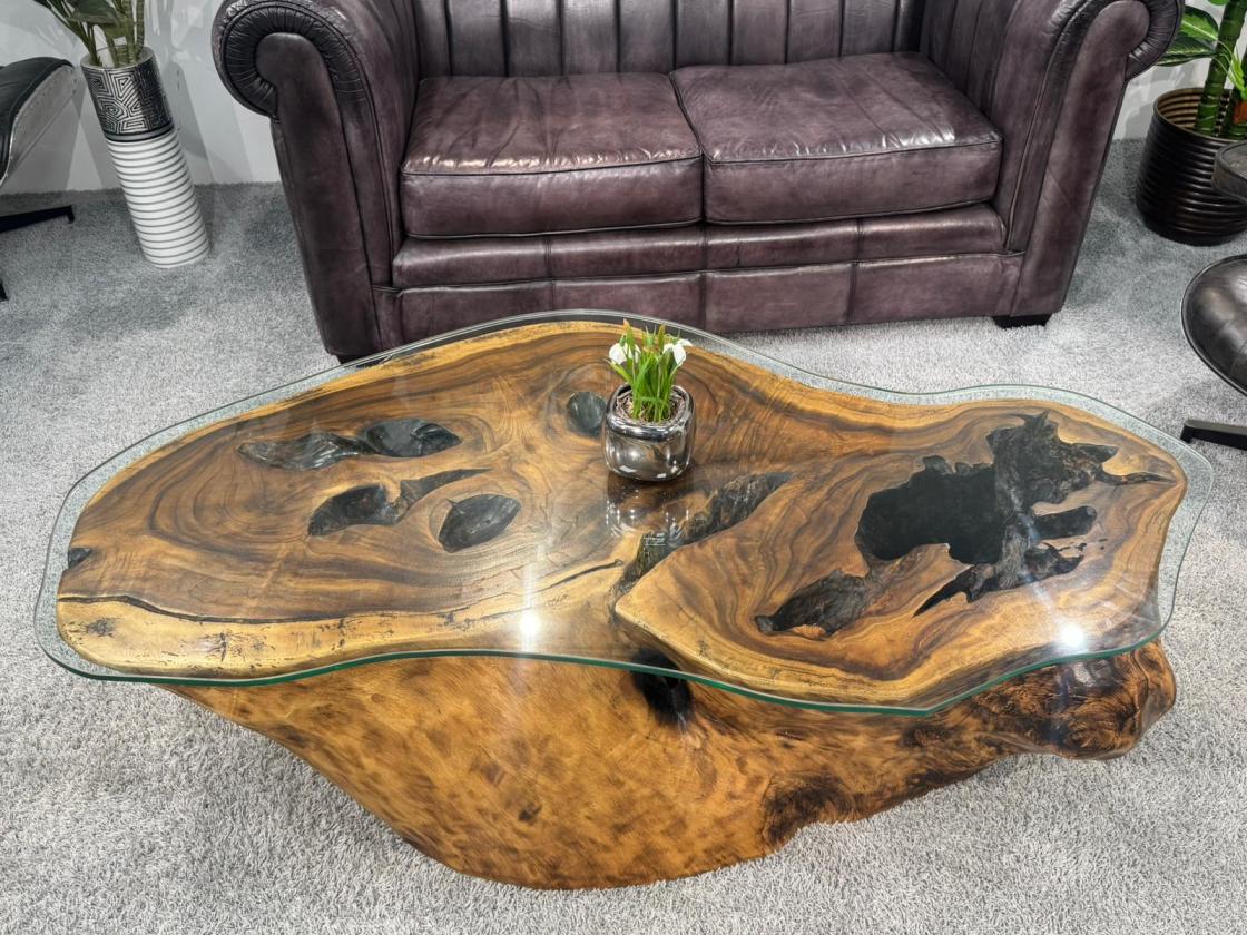 Detailansicht eines Wohnzimmertischs aus Suar-Holz mit Metallbeinen.