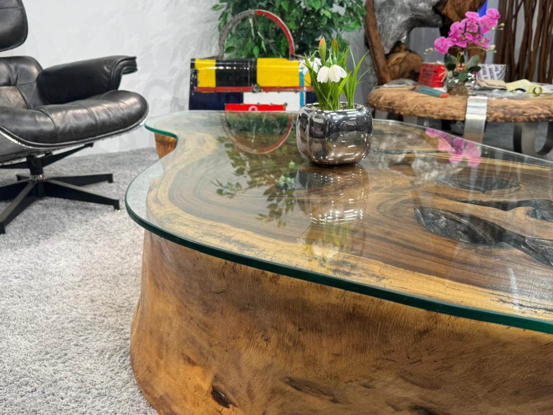 Wohnzimmertisch aus Suar-Holz mit Glasplatte, Detailansicht