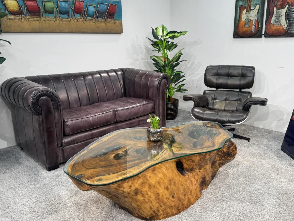 Detailansicht eines Wohnzimmertischs aus Suar-Holz mit Glaseinsatz.