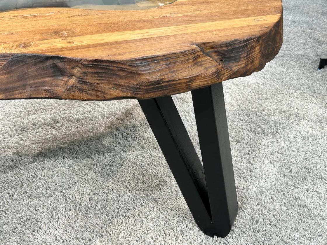 Wohnzimmertisch oval aus massivem Altholz