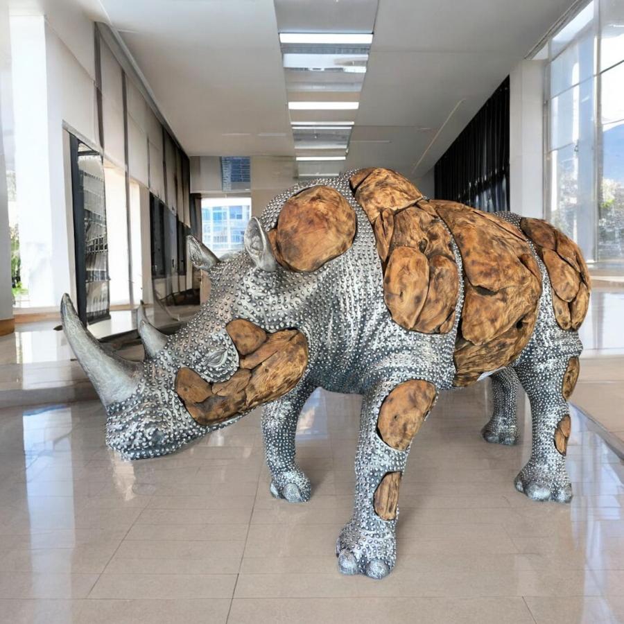 Lebensgroße XXL-Deko Nashorn aus Holz mit Aluminium