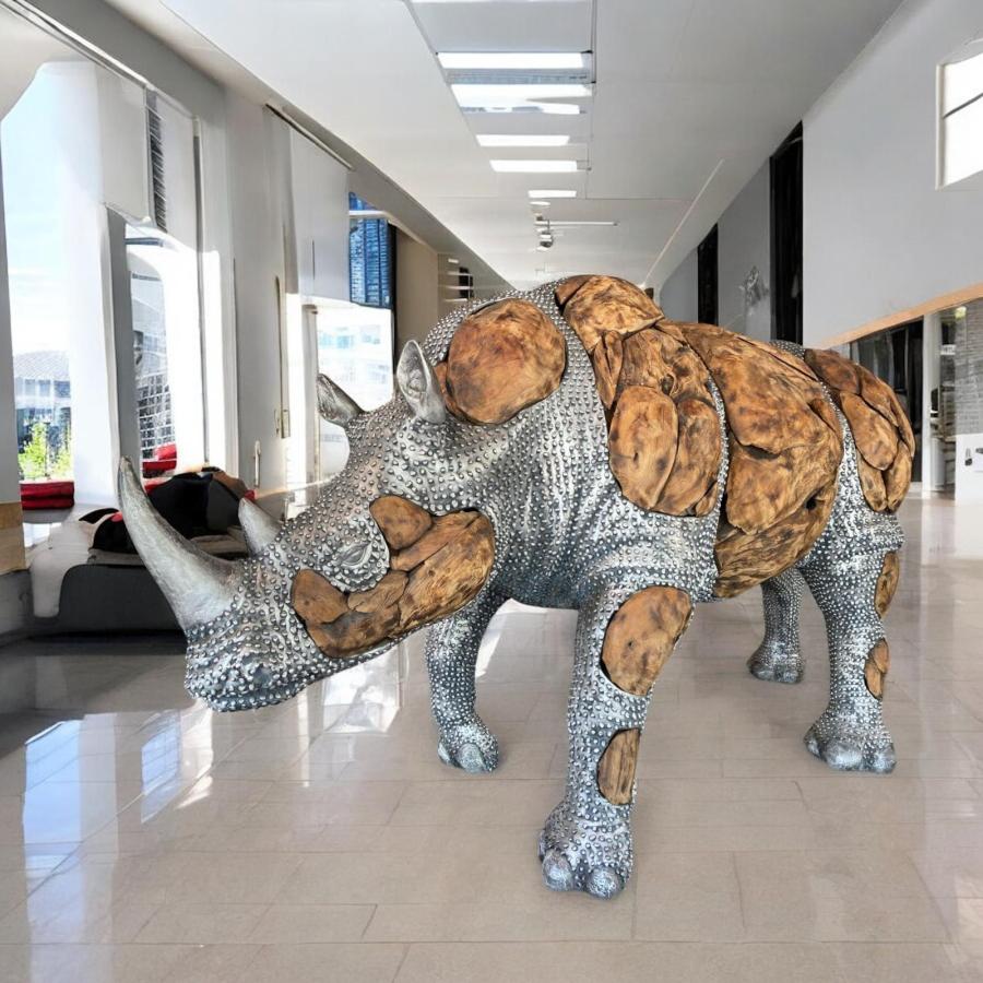 Lebensgroße XXL-Deko Nashorn aus Holz mit Aluminium