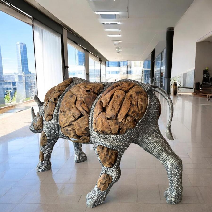 Lebensgroße XXL-Deko Nashorn aus Holz mit Aluminium