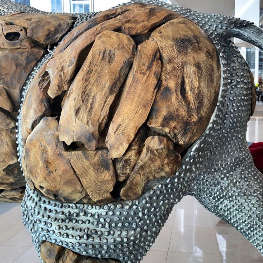 Lebensgroße XXL-Deko Nashorn aus Holz mit Aluminium