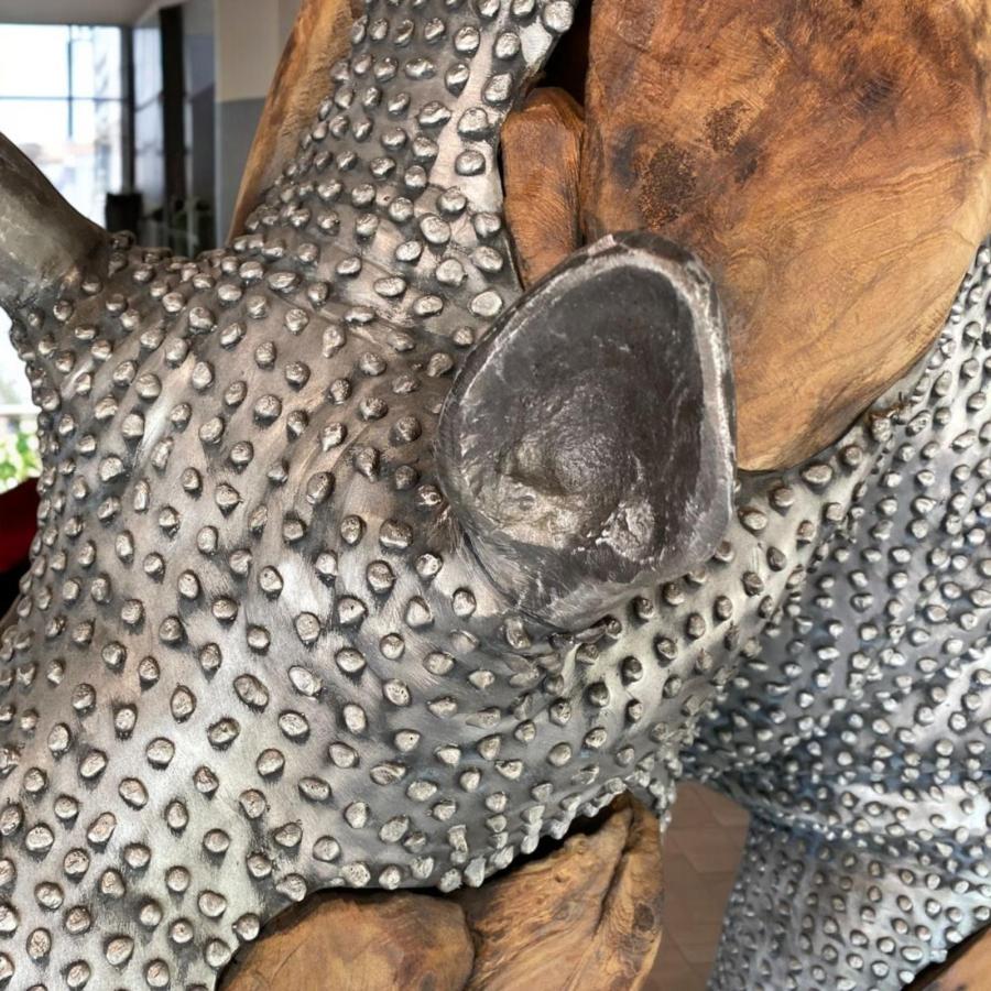 Lebensgroße XXL-Deko Nashorn aus Holz mit Aluminium