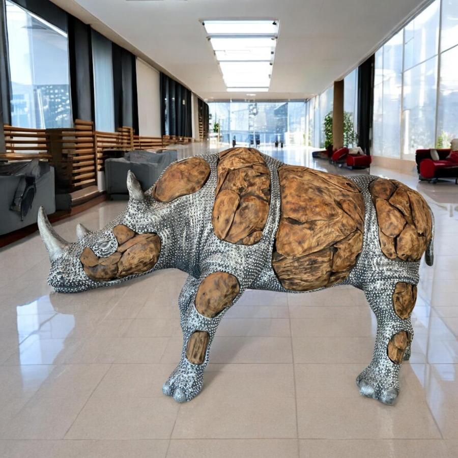 Lebensgroße XXL-Deko Nashorn aus Holz mit Aluminium