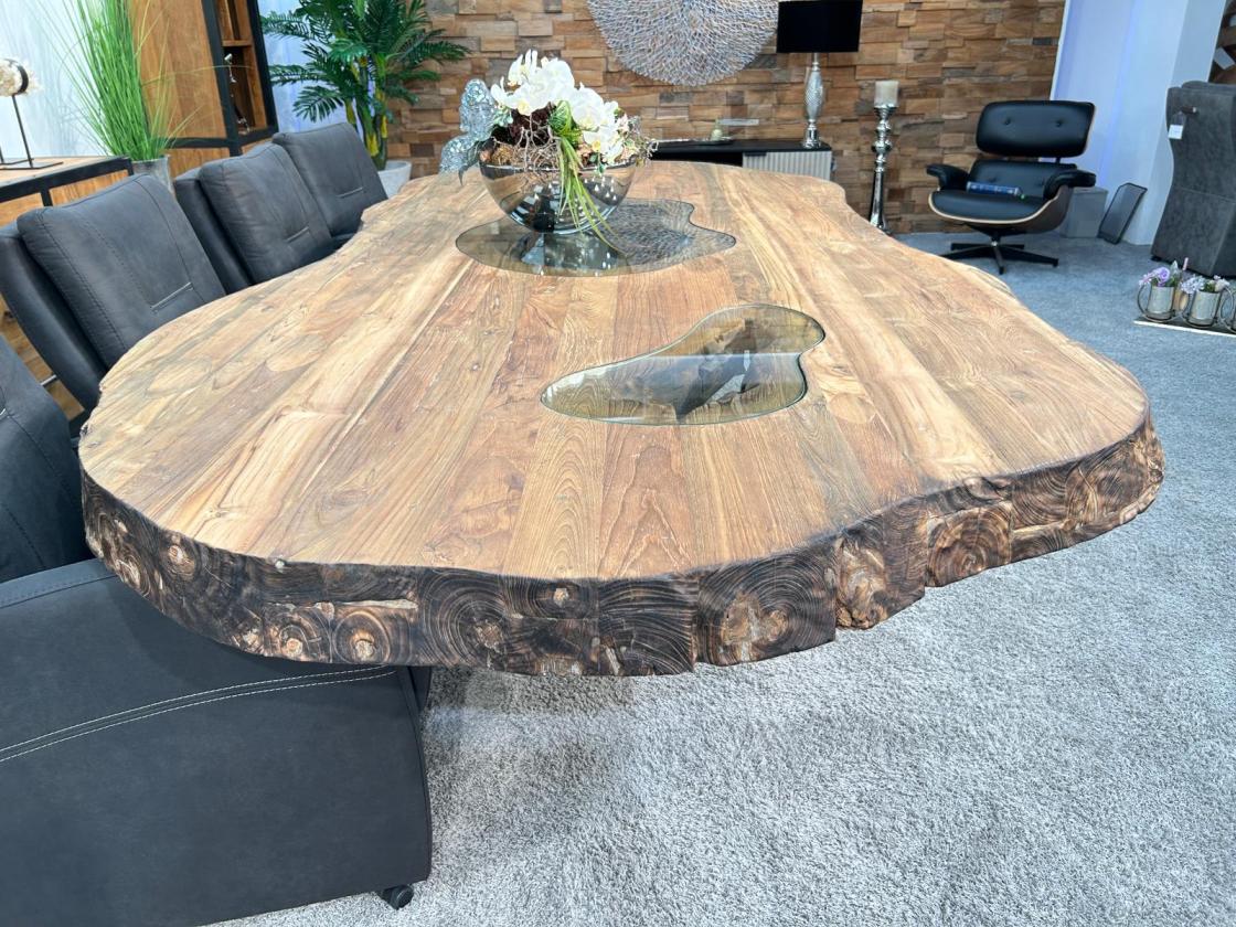 Nachhaltiger Esstisch aus recyceltem Altholz "Fusion"