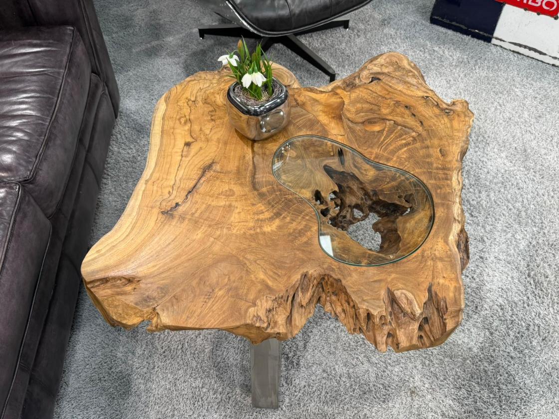 Log table with glass top, 90x75x45 cm, on carpet