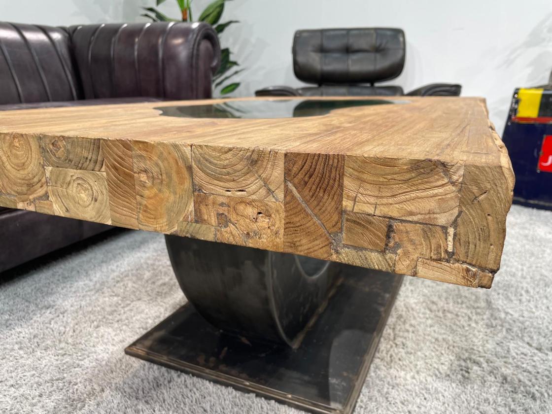 Wohnzimmertisch aus Massivholz recyceltet