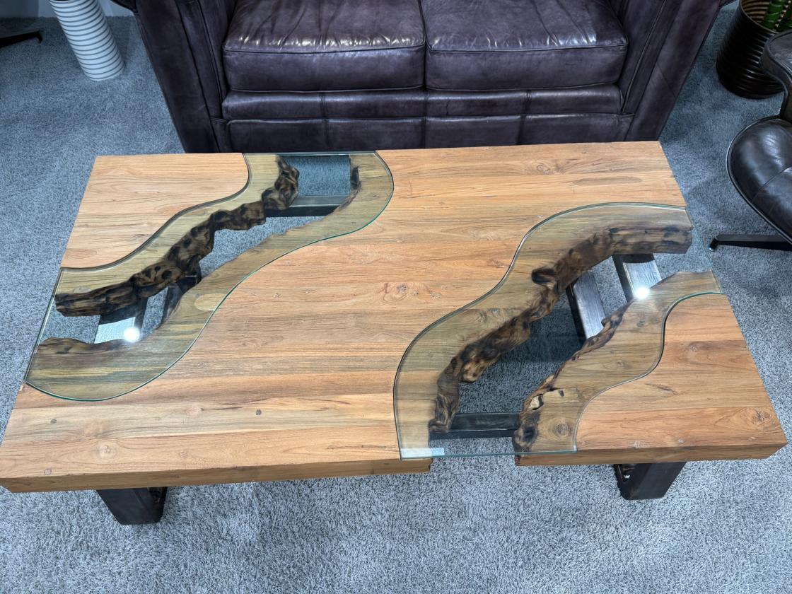 Holz Wohnzimmertisch mit Glasdetails, ca. 140 x 80 x 45 cm.