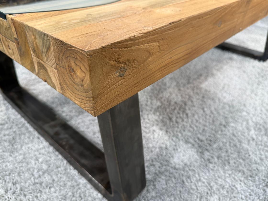 Holz Wohnzimmertisch mit Metallbeinen, rechteckig, 140x80x45 cm.