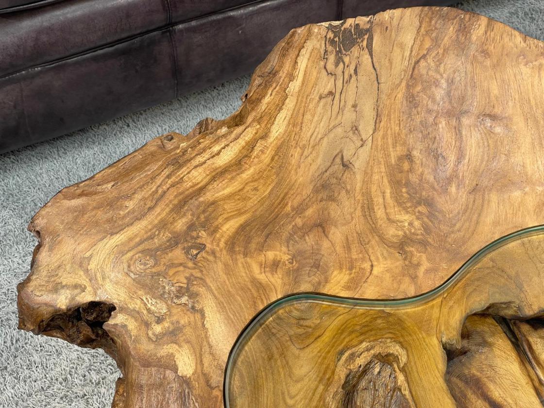 Einmaliger Couchtisch aus Baumscheiben mit Halbmondfuss