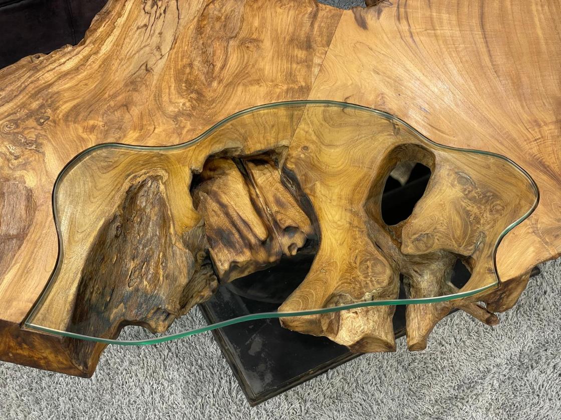 Einmaliger Couchtisch aus Baumscheiben mit Halbmondfuss