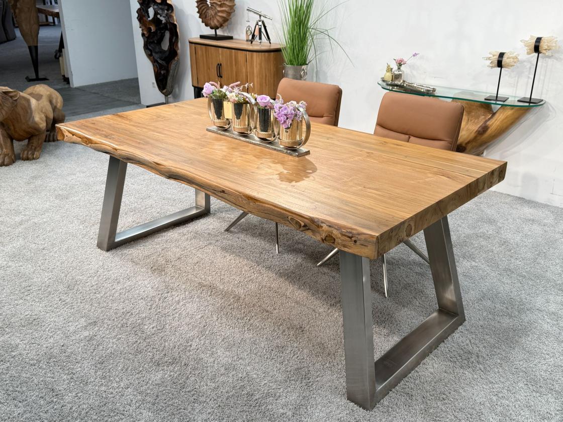 Rechteckiger Teakholz-Esstisch mit Edelstahl-Trapezgestell