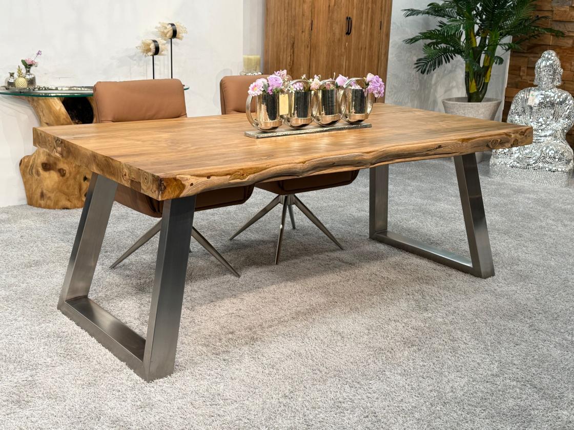 Rechteckiger Teakholz-Esstisch mit Edelstahl-Trapezgestell.