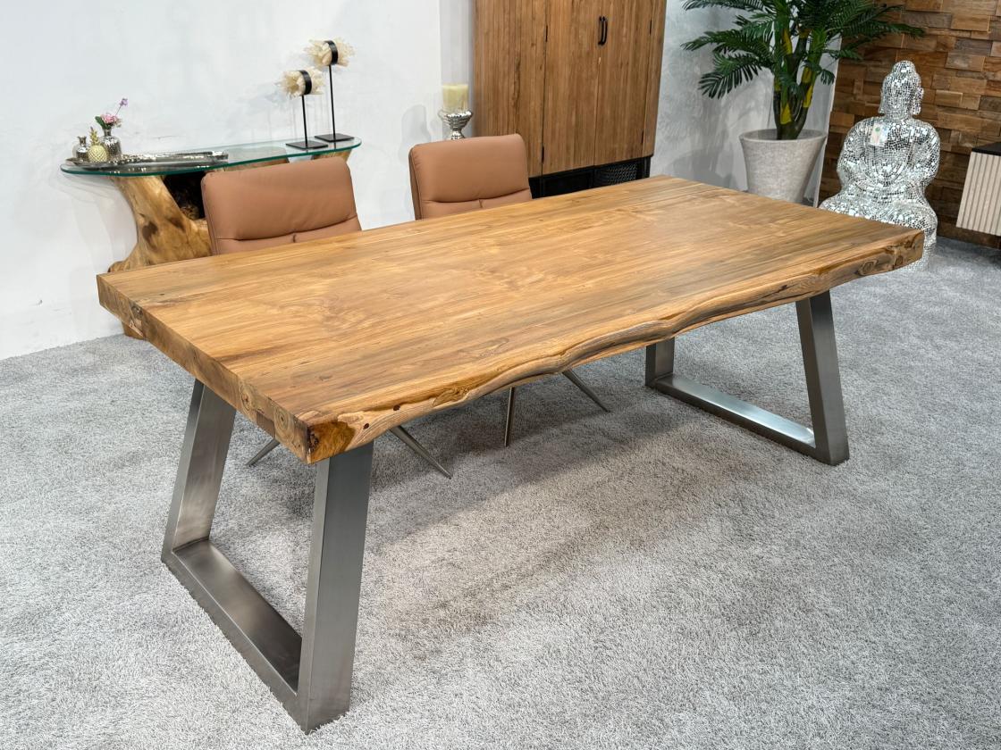 Rechteckiger Teakholz-Esstisch mit Edelstahl-Trapezgestell.