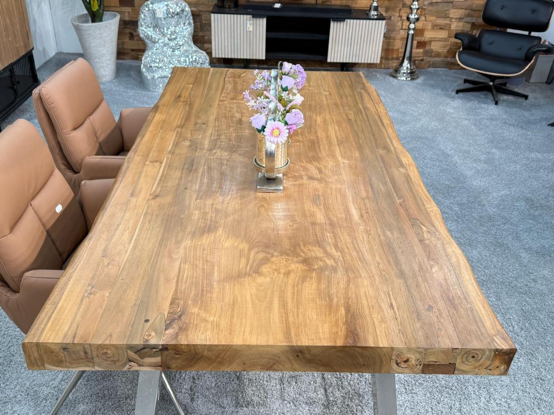 Rechteckiger Teakholz-Esstisch mit Edelstahl-Trapezgestell