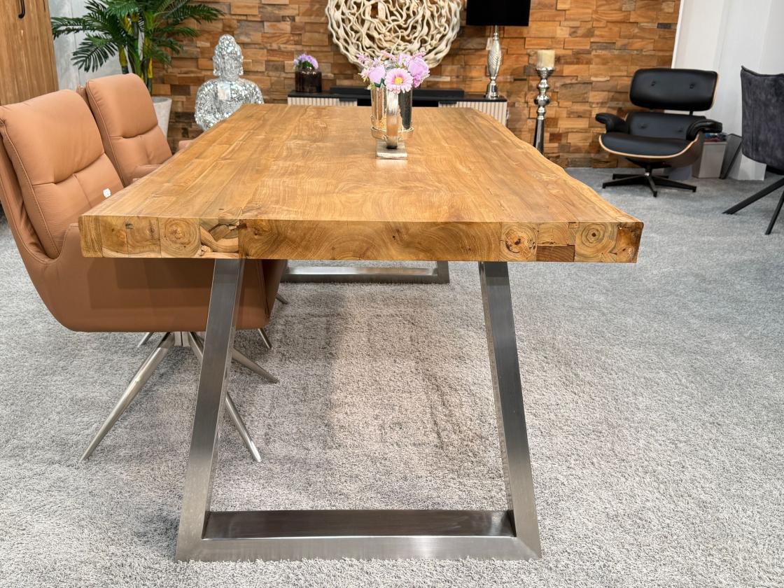 Rechteckiger Teakholz-Esstisch mit Edelstahl-Trapezgestell.