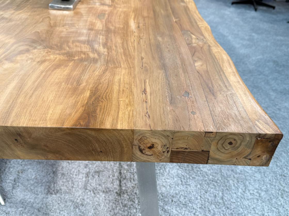 Teakholz-Esstisch mit Edelstahl-Trapezgestell