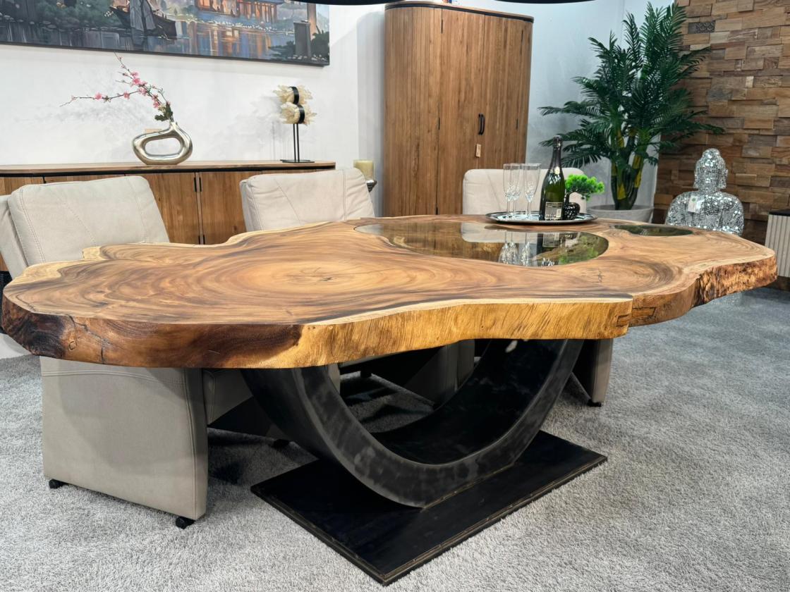 Esstisch aus einer Baumscheibe Expression