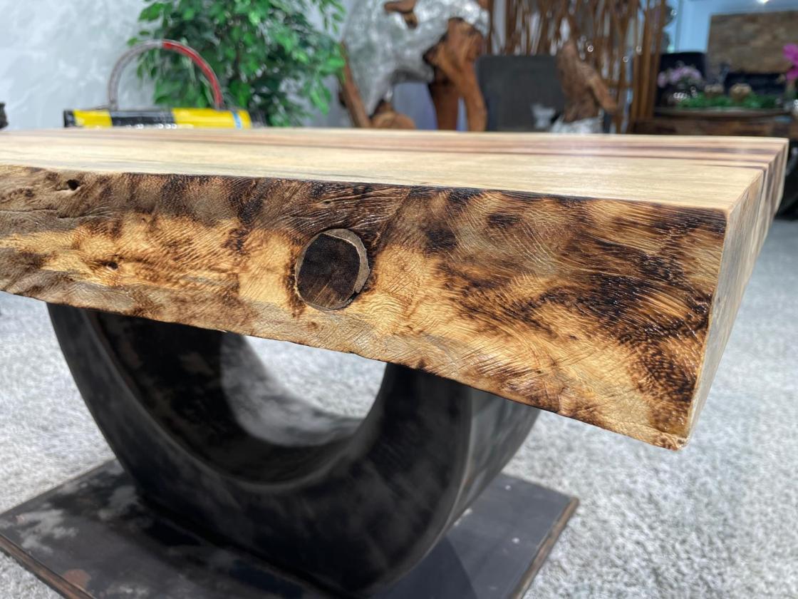 Baumstamm Couchtisch Tamarind 96 cm mit Tischgestell aus Stahl