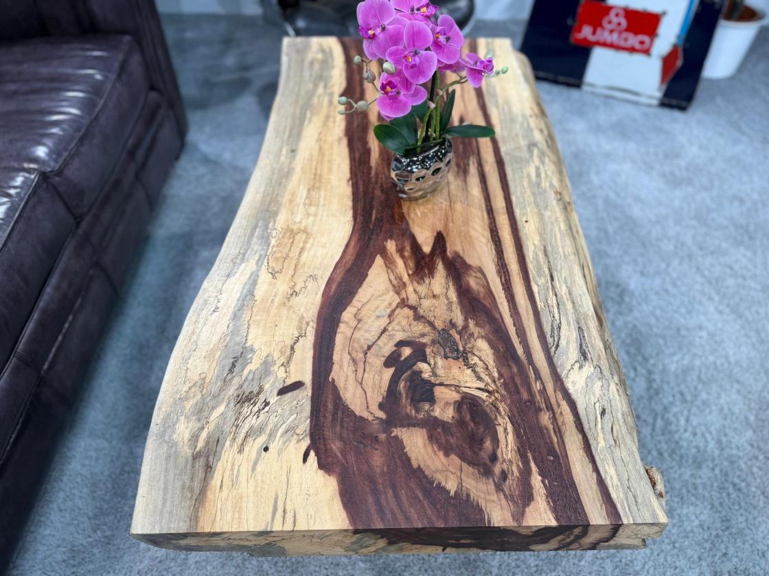 Baumstamm Couchtisch Tamarind 120 cm mit Tischgestell aus Stahl