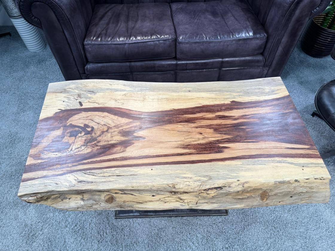 Baumstamm Couchtisch Tamarind 120 cm mit Tischgestell aus Stahl
