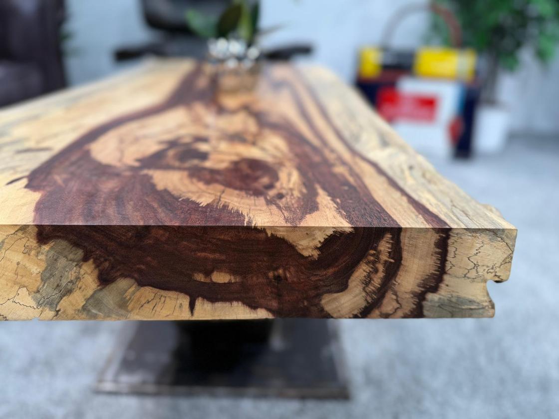Baumstamm Couchtisch Tamarind 120 cm mit Tischgestell aus Stahl
