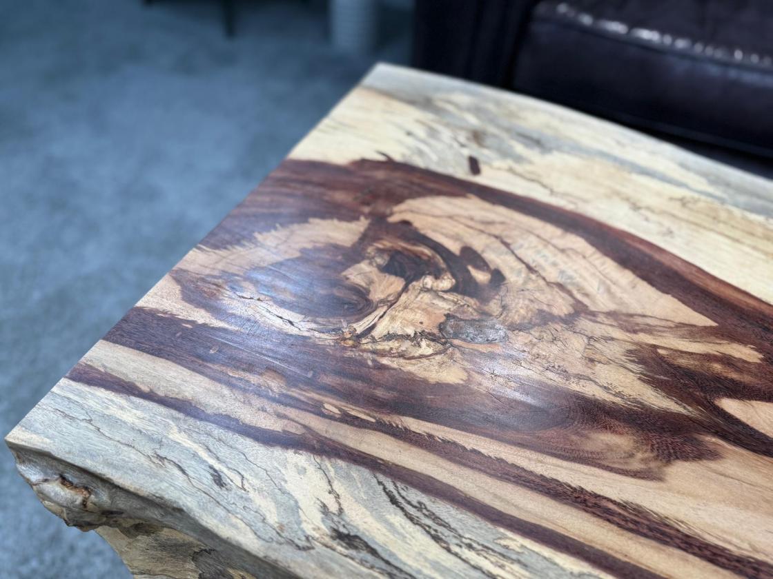 Baumstamm Couchtisch Tamarind 120 cm mit Tischgestell aus Stahl