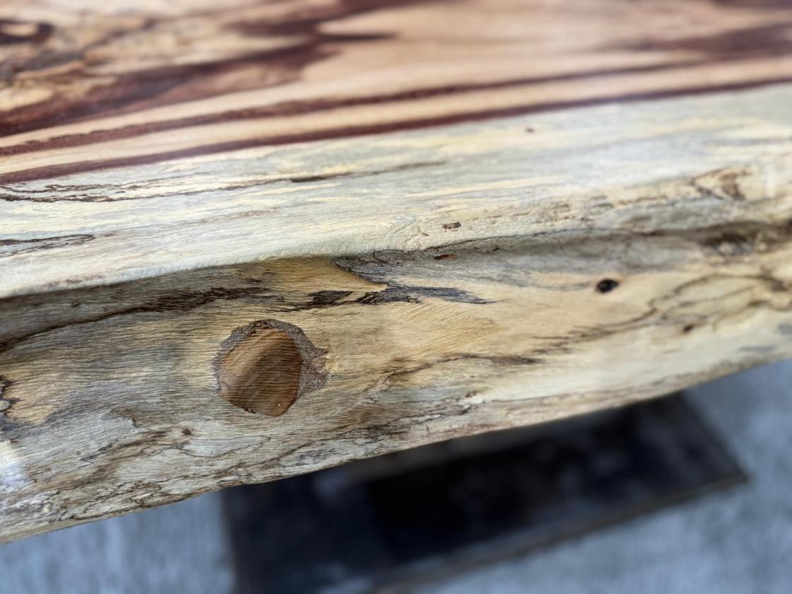 Baumstamm Couchtisch Tamarind 120 cm mit Tischgestell aus Stahl