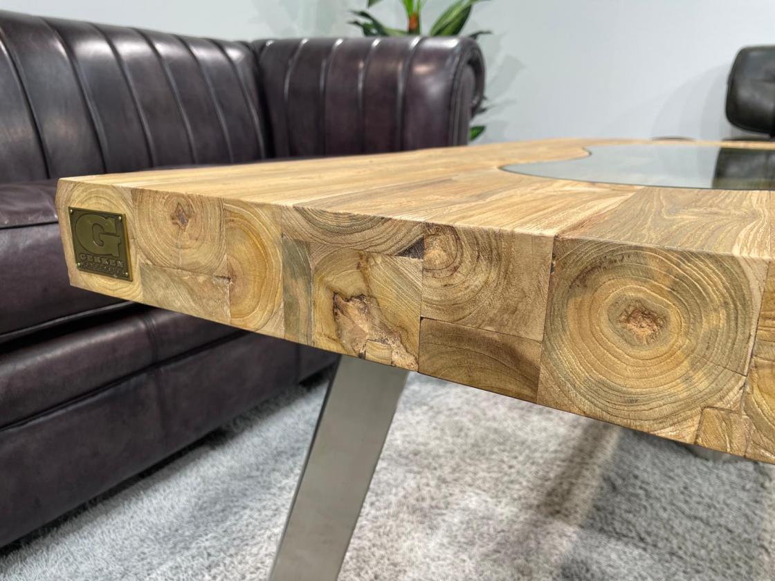 Massiver Couchtisch aus Altholz mit Edelstahlbeinen