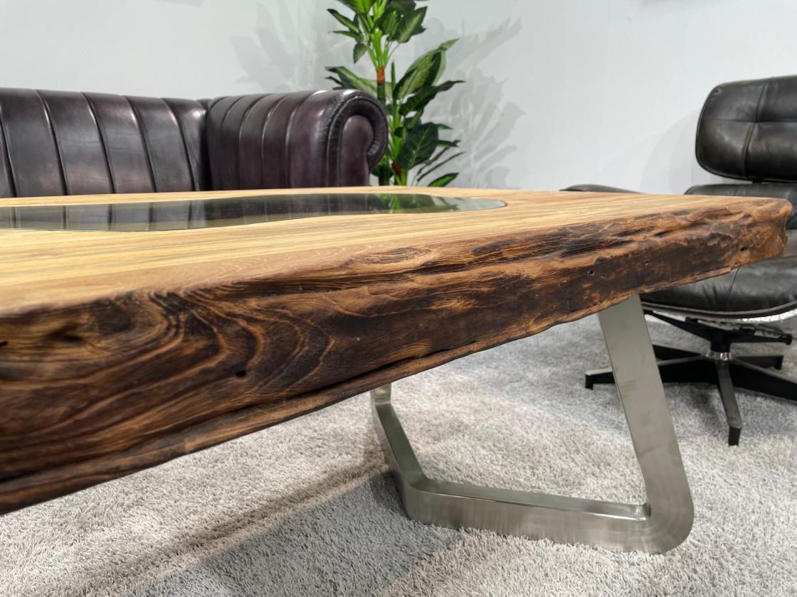 Massiver Couchtisch aus Altholz mit Edelstahlbeinen