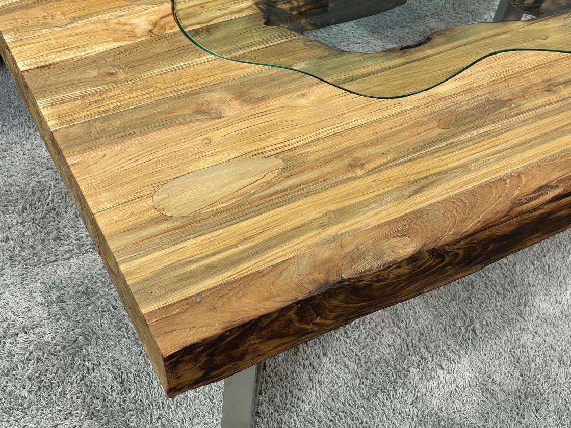 Massiver Couchtisch aus Altholz mit Edelstahlbeinen