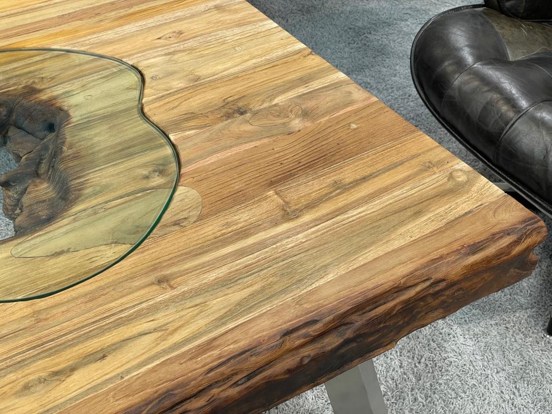 Massiver Couchtisch aus Altholz mit Edelstahlbeinen