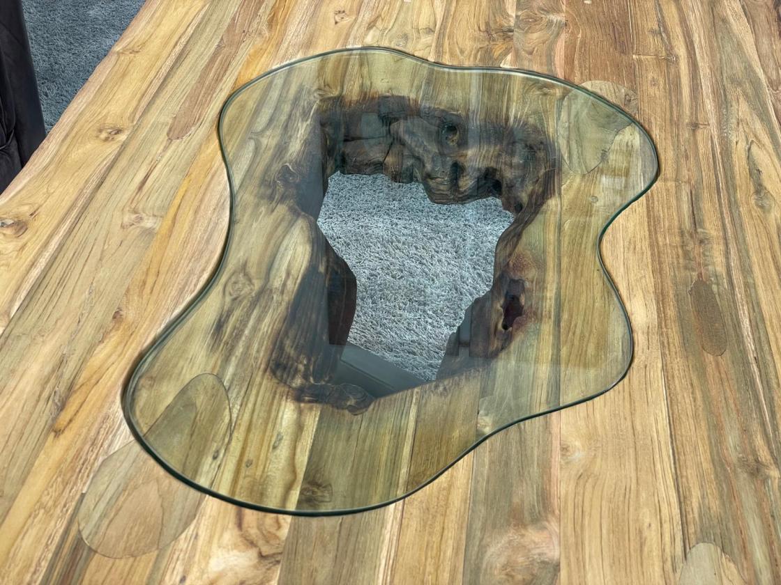Massiver Couchtisch aus Altholz mit Edelstahlbeinen