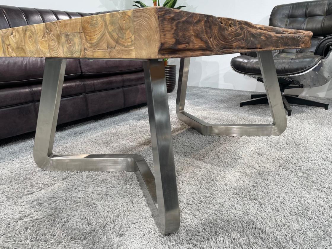 Massiver Couchtisch aus Altholz mit Edelstahlbeinen
