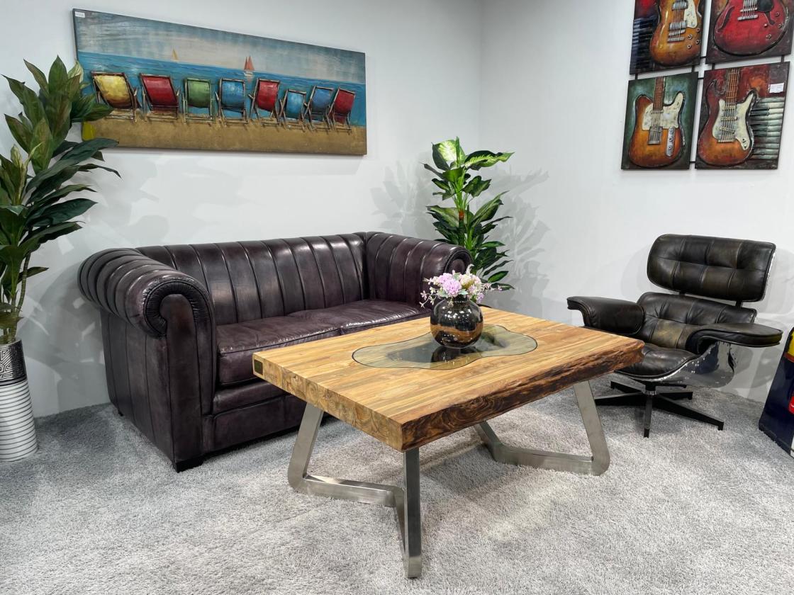 Massiver Couchtisch aus Altholz mit Edelstahlbeinen