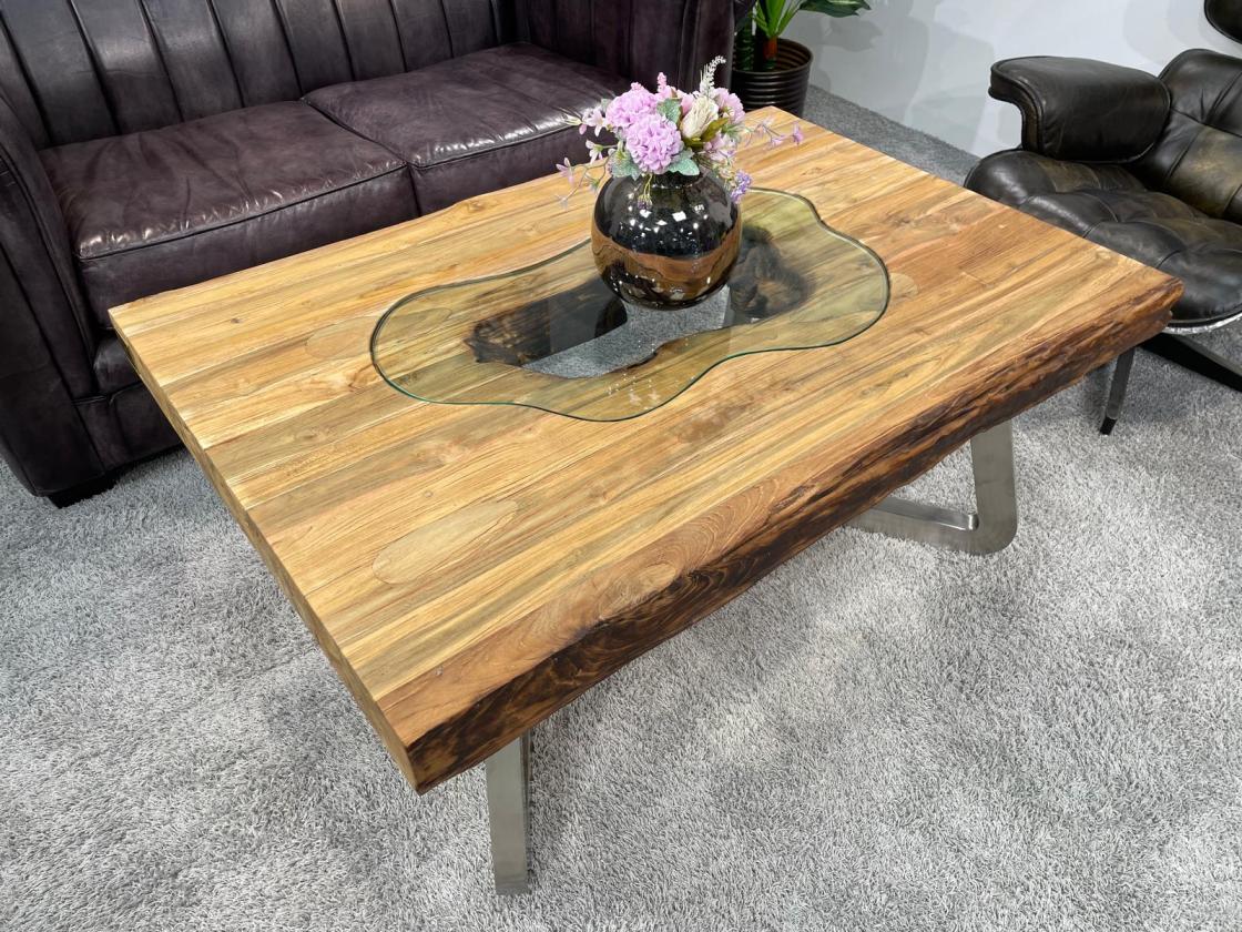 Massiver Couchtisch aus Altholz mit Edelstahlbeinen