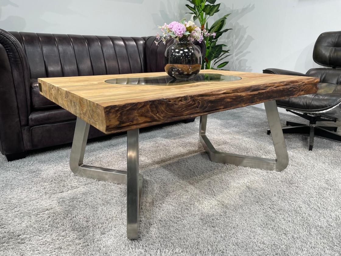 Massiver Couchtisch aus Altholz mit Edelstahlbeinen