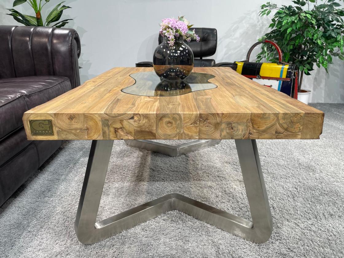 Massiver Couchtisch aus Altholz mit Edelstahlbeinen