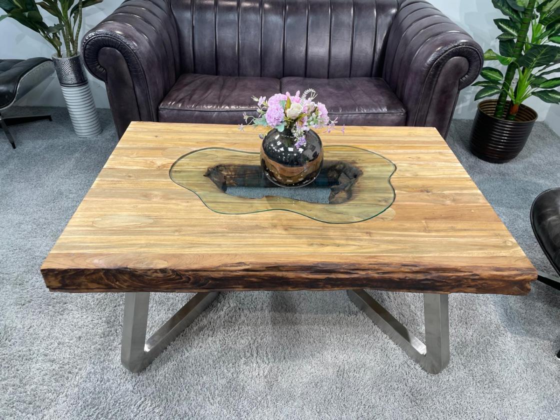 Massiver Couchtisch aus Altholz mit Edelstahlbeinen