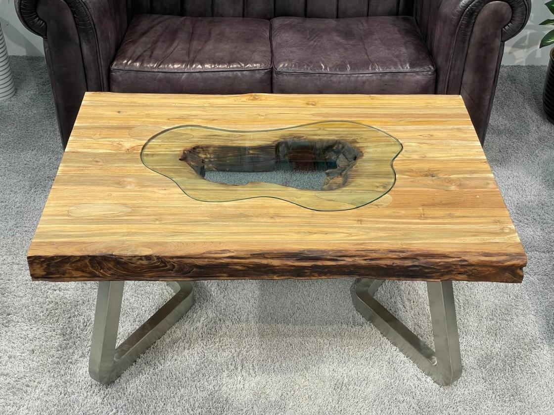 Massiver Couchtisch aus Altholz mit Edelstahlbeinen