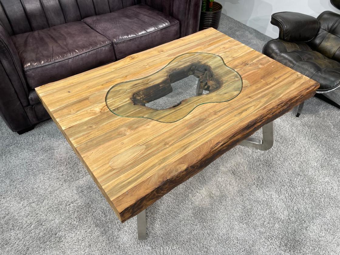 Massiver Couchtisch aus Altholz mit Edelstahlbeinen