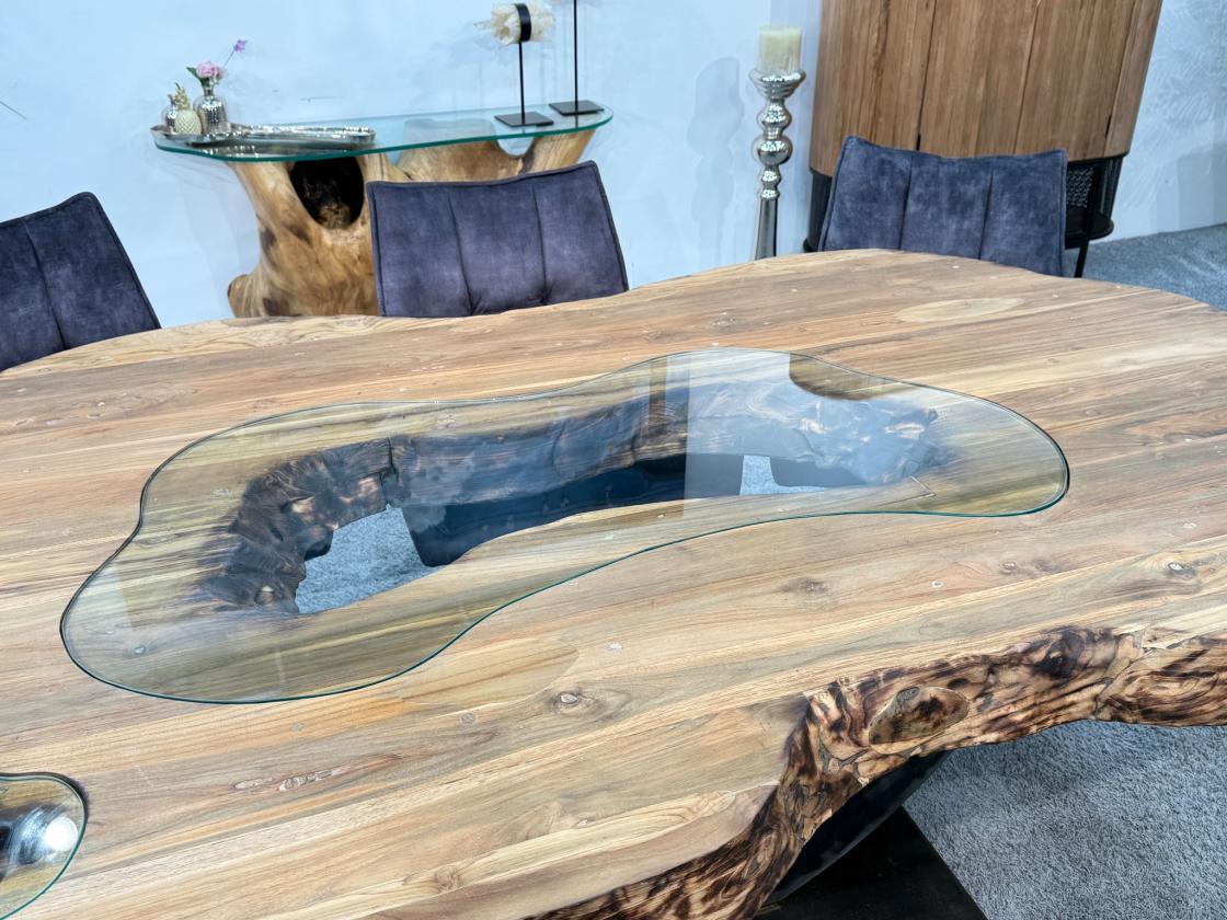 Massiver Holztisch aus recyceltem Holz mit Rohstahlgestell.