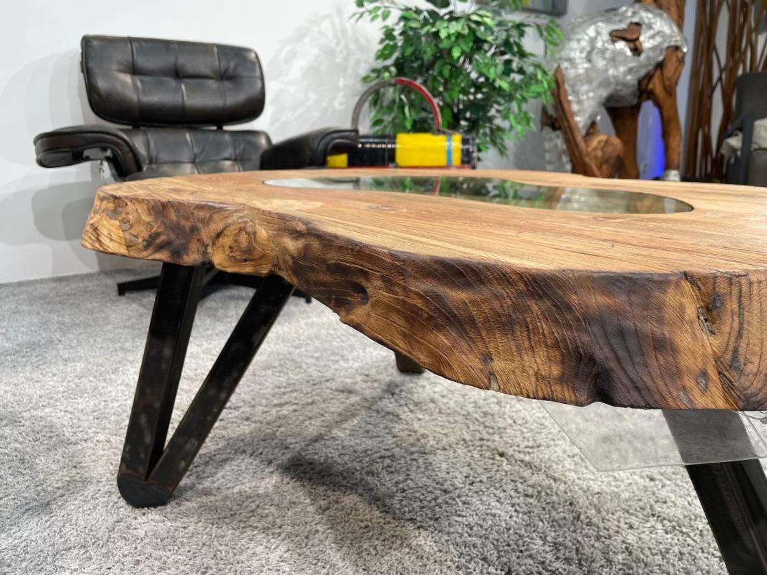 Couchtisch aus Altholz mit Baumkante