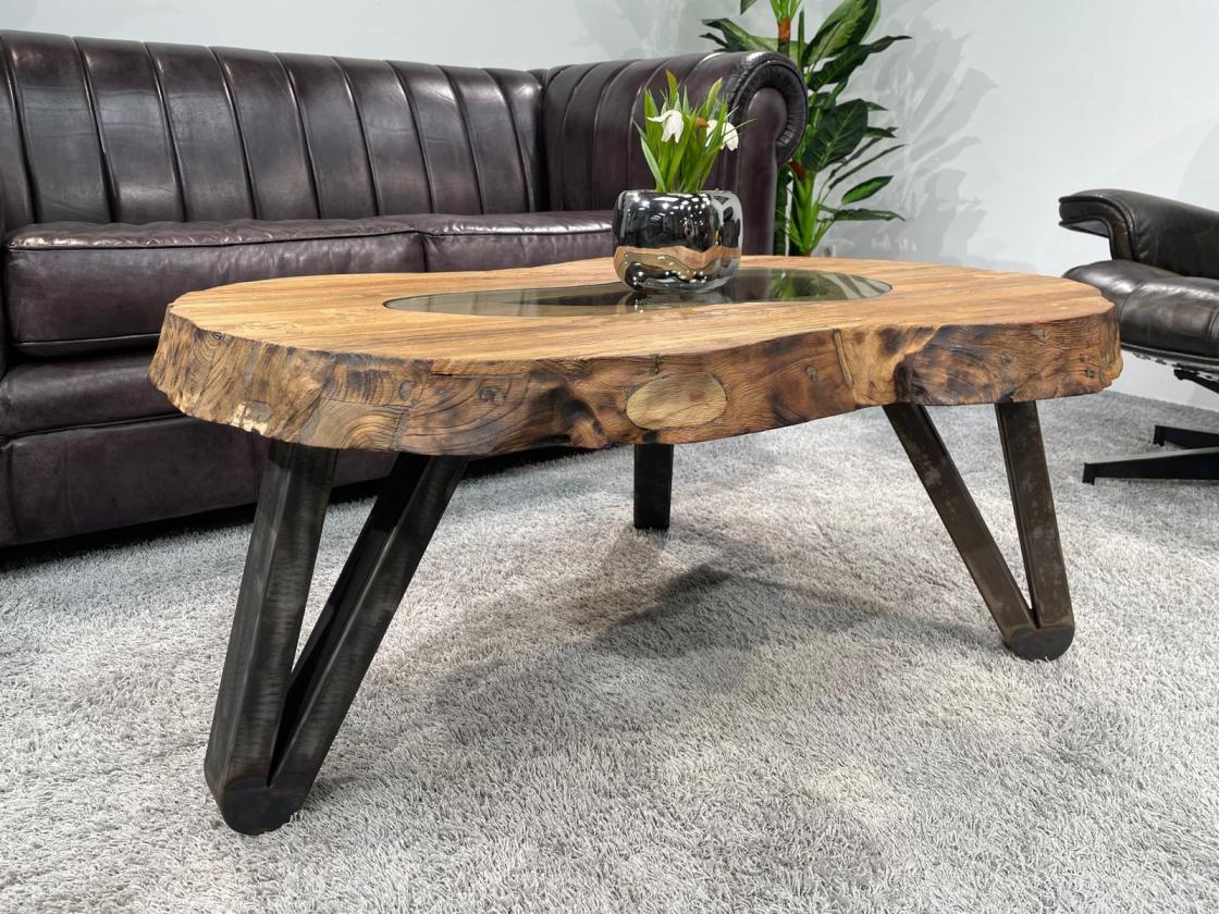 Couchtisch aus Altholz mit Baumkante