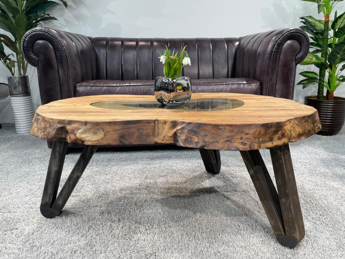 Couchtisch aus Altholz mit Baumkante