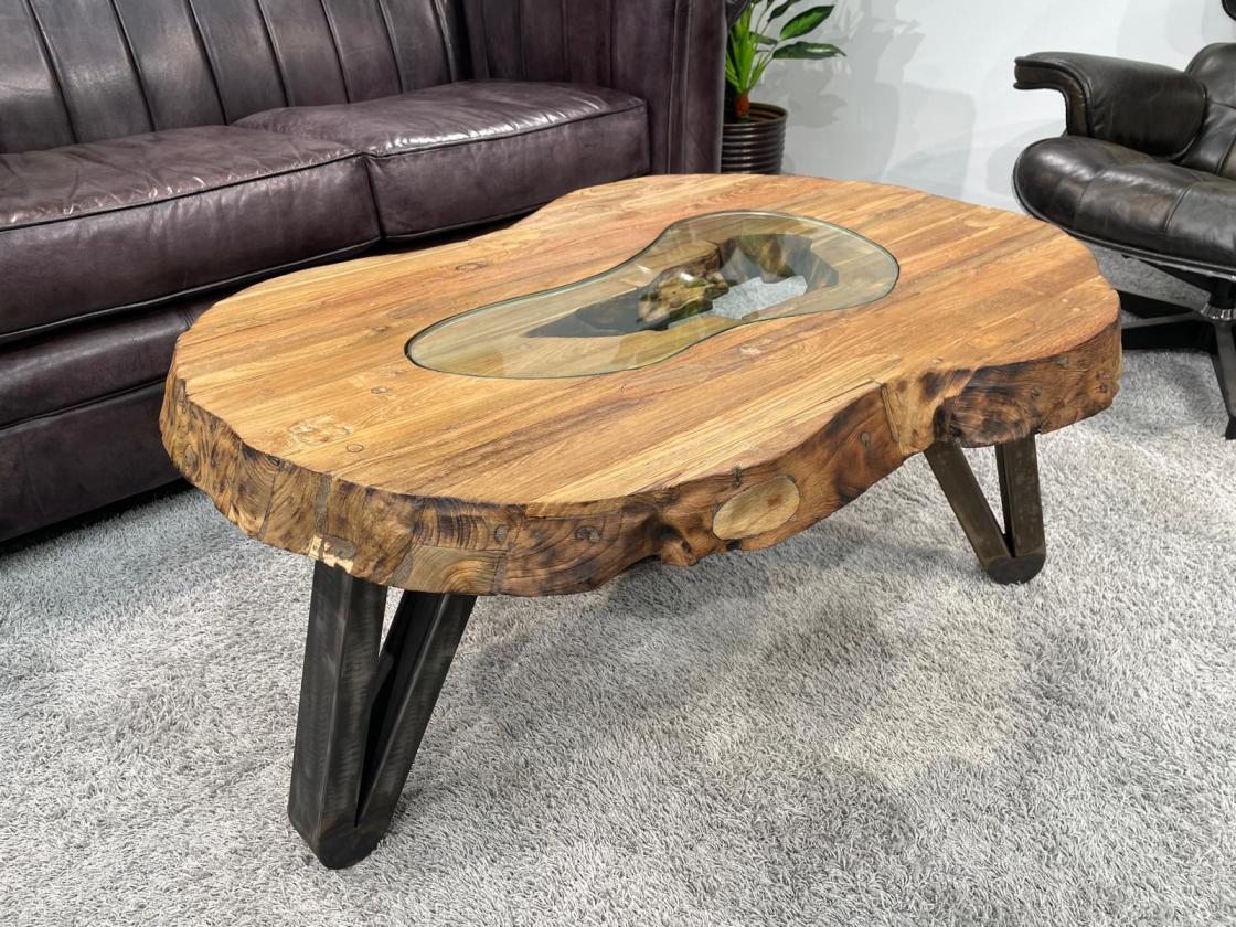 Couchtisch aus Altholz mit Baumkante