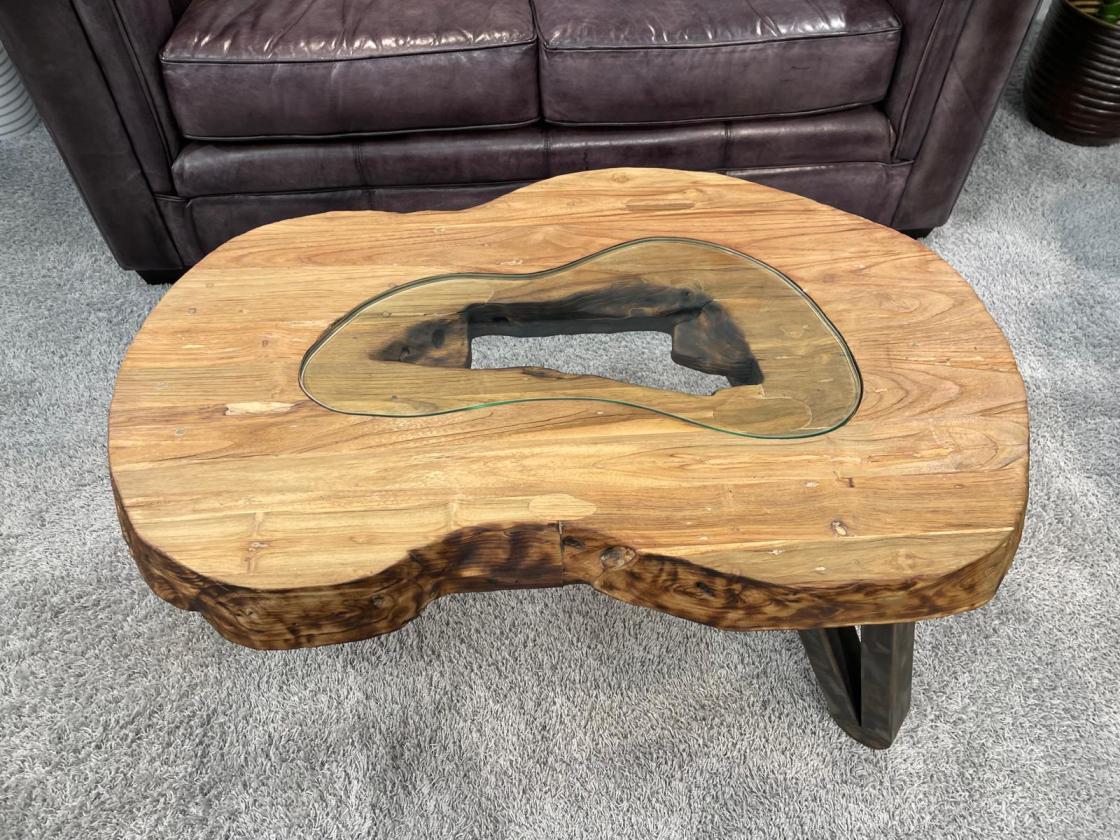ovaler Couchtisch aus massivem Teakholz